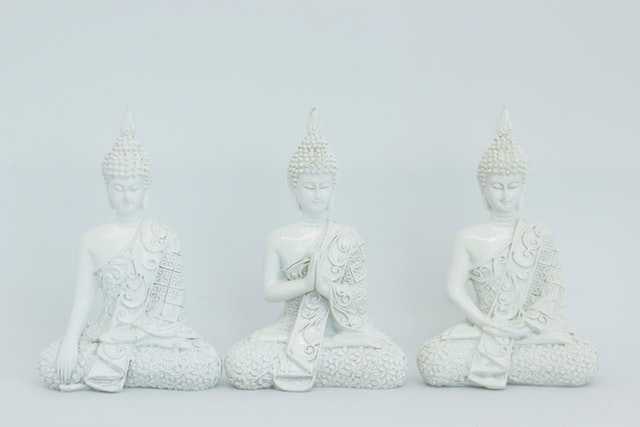 Bild mit 3 Buddhastatuen - göttliches Bewusstsein